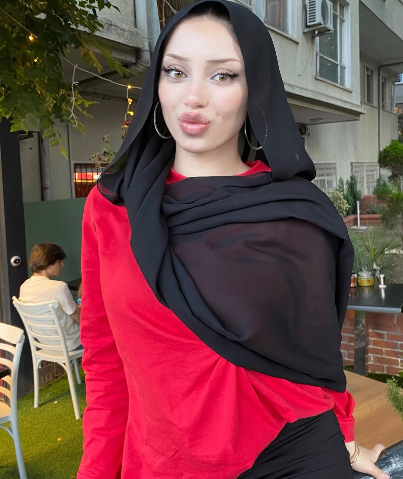Kapılı Zeki ve Güzel Kadın Escort Yeliz